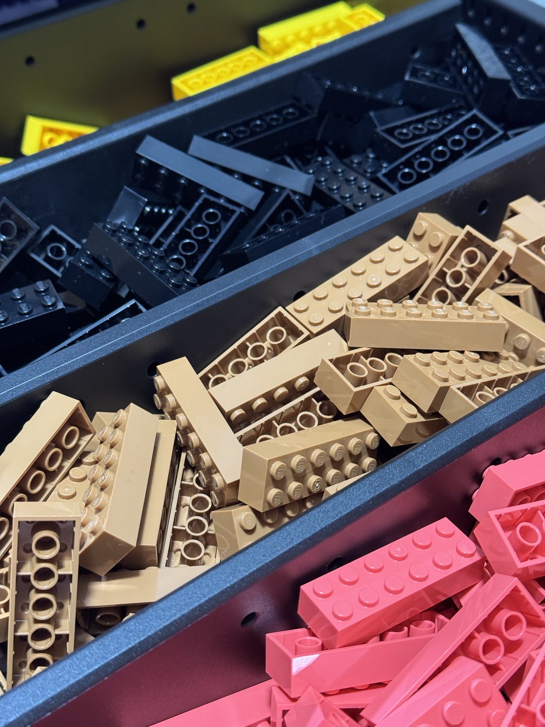 Sortierte Lego-Steine im Laden
